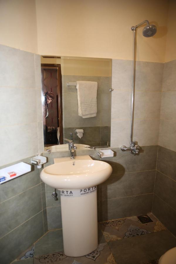 Premier Inn Davis Road Lahore Luaran gambar